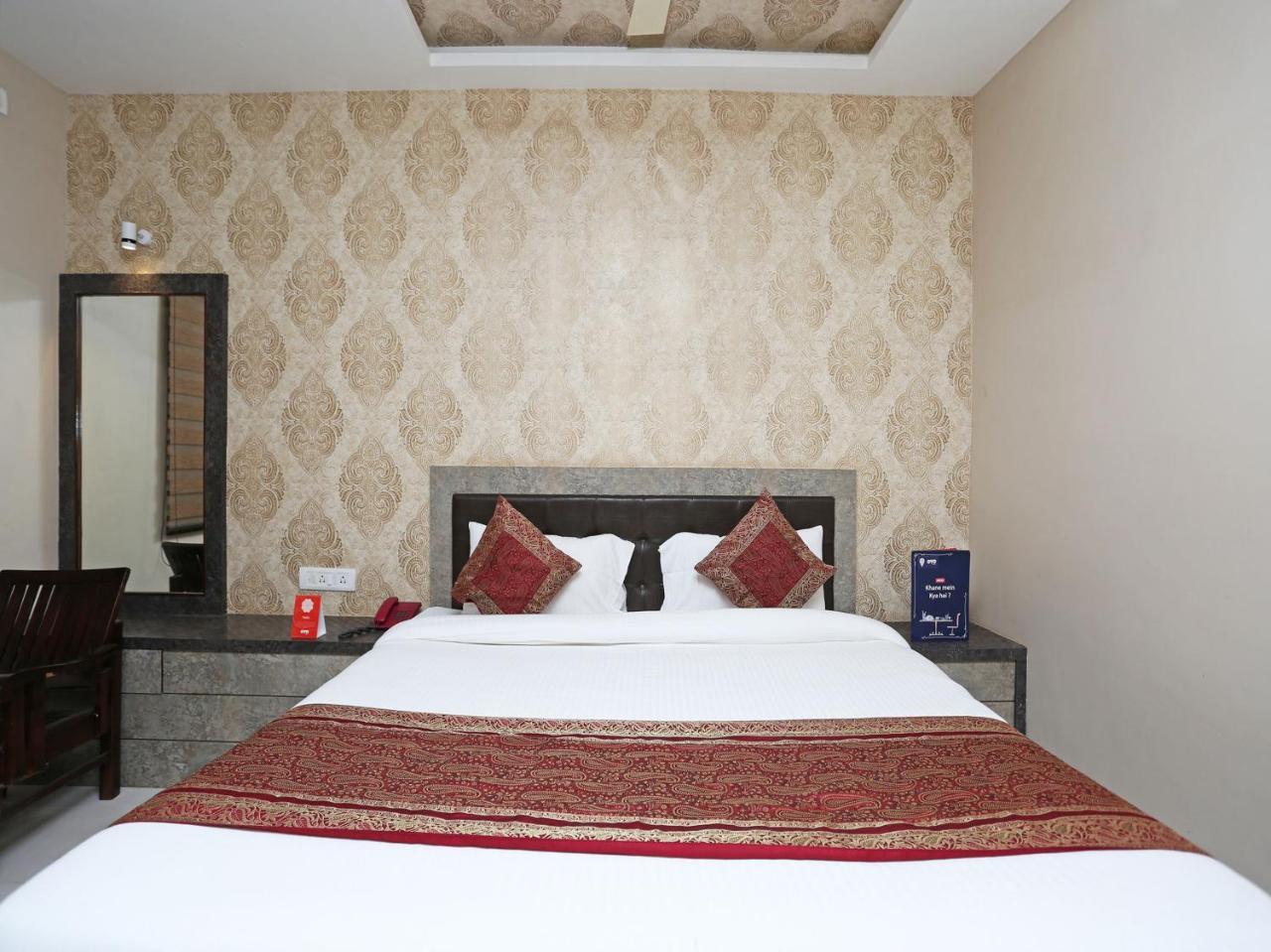 Oyo 10338 Hotel Aadesh Palace Varanasi Eksteriør billede