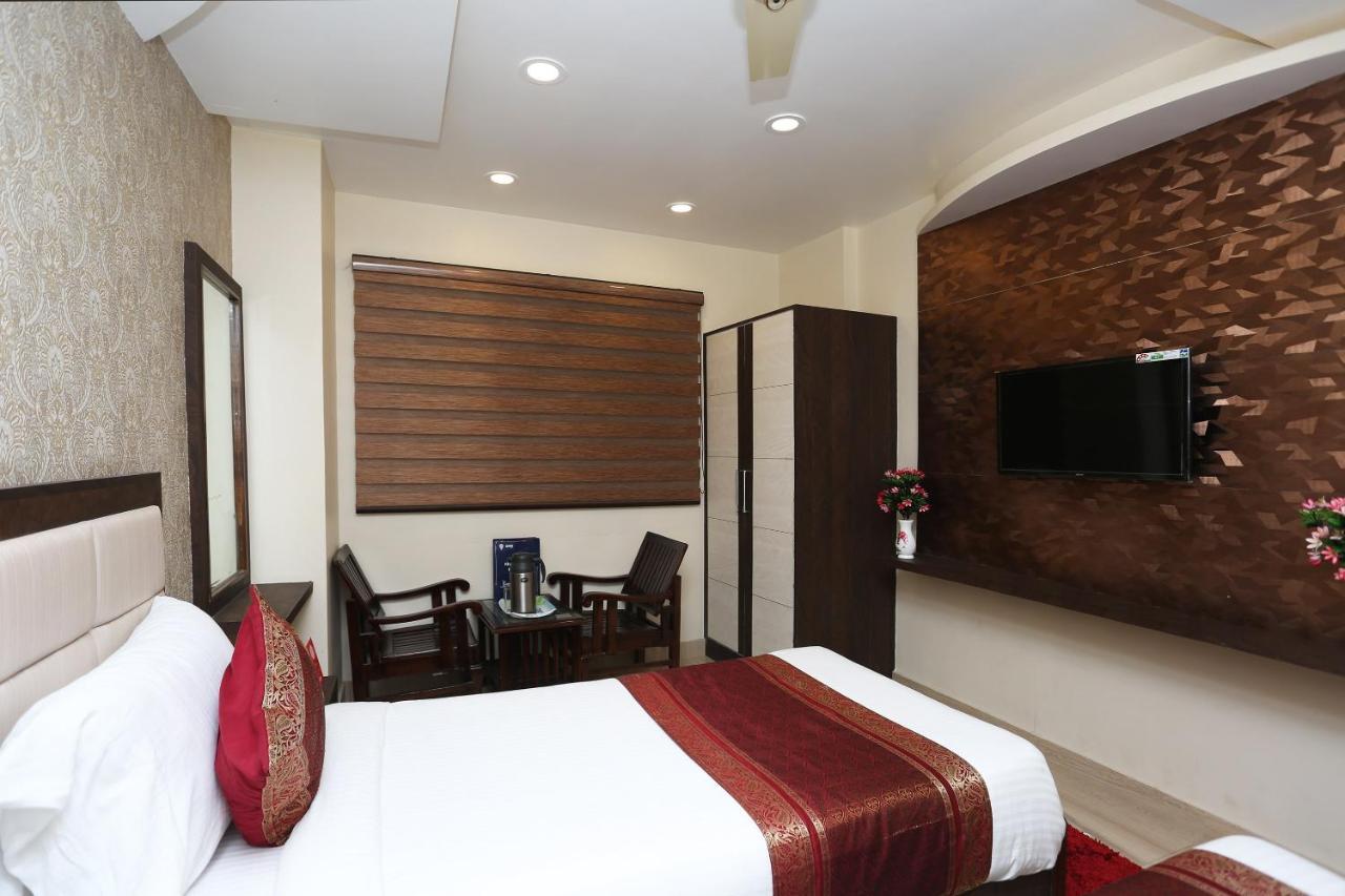 Oyo 10338 Hotel Aadesh Palace Varanasi Eksteriør billede