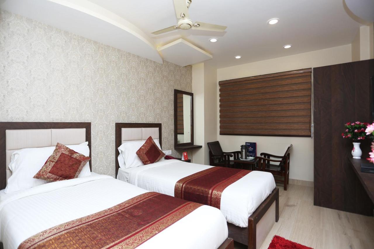 Oyo 10338 Hotel Aadesh Palace Varanasi Eksteriør billede