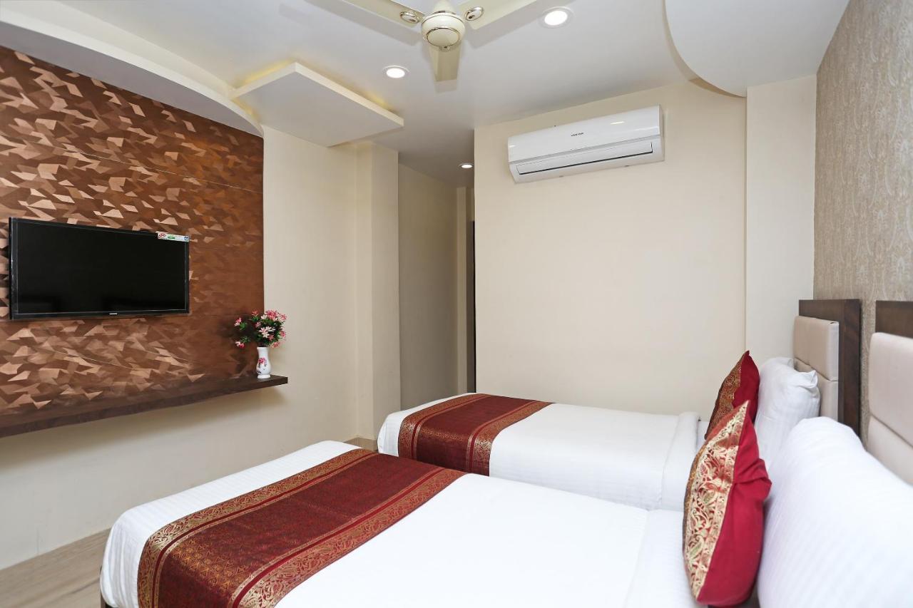 Oyo 10338 Hotel Aadesh Palace Varanasi Eksteriør billede
